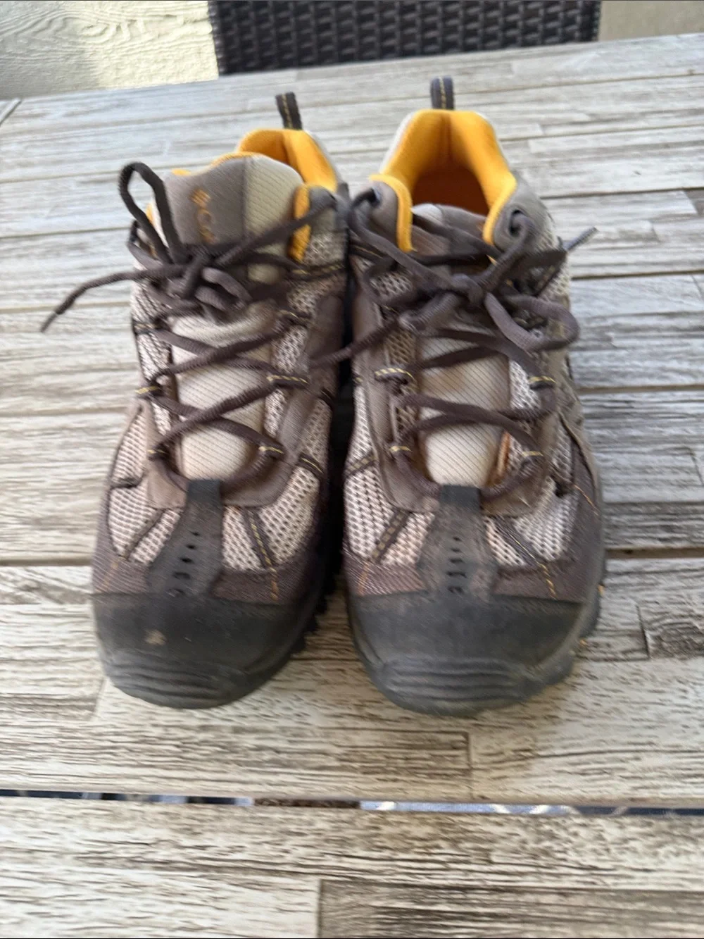Columbia Men's Gray and Yellow Hiking Sneakers minor wear SMOKE FREE HOME
